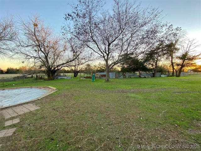 view of yard at dusk