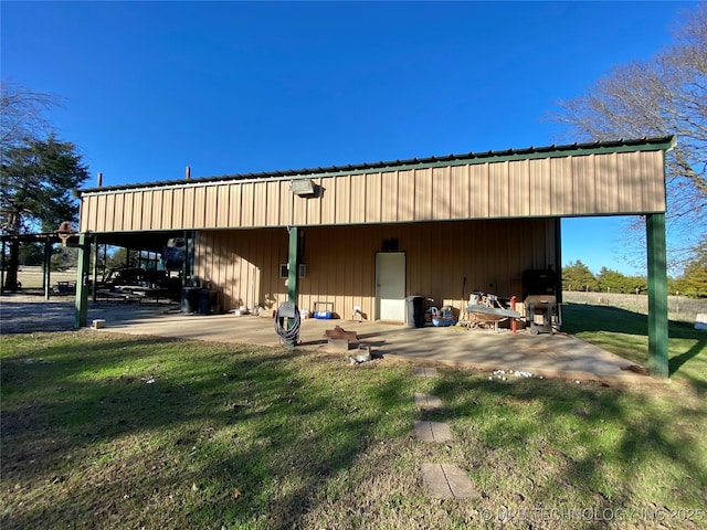 view of outdoor structure featuring a yard