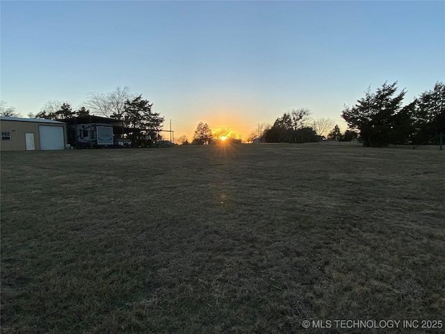 view of yard at dusk