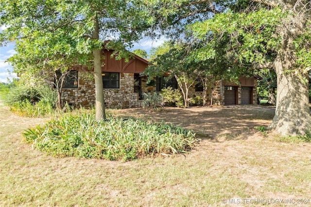 view of yard featuring a garage