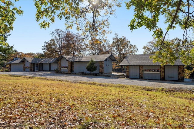 single story home with a front yard