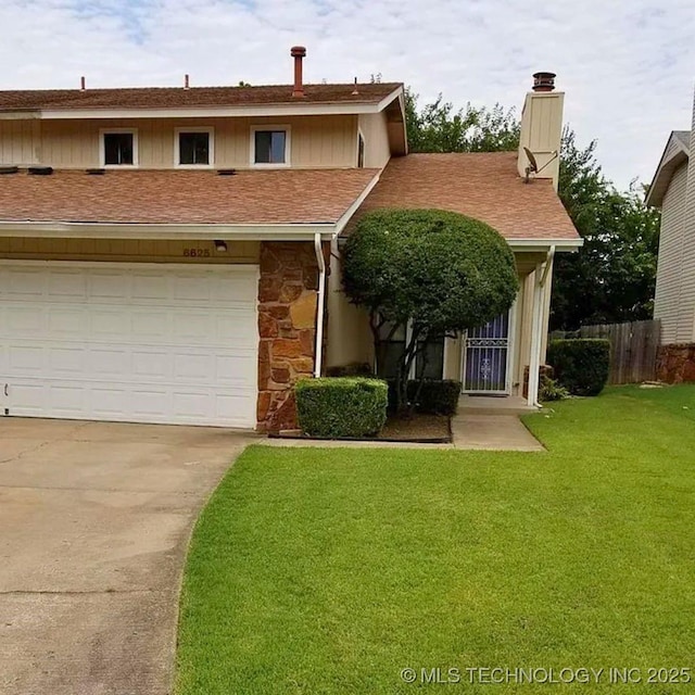 view of front facade featuring a front yard and a garage