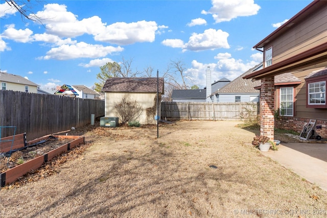 view of yard with a storage unit