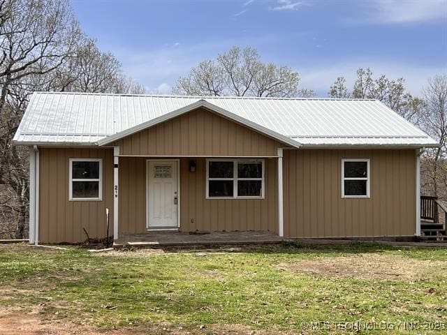 single story home with a front yard