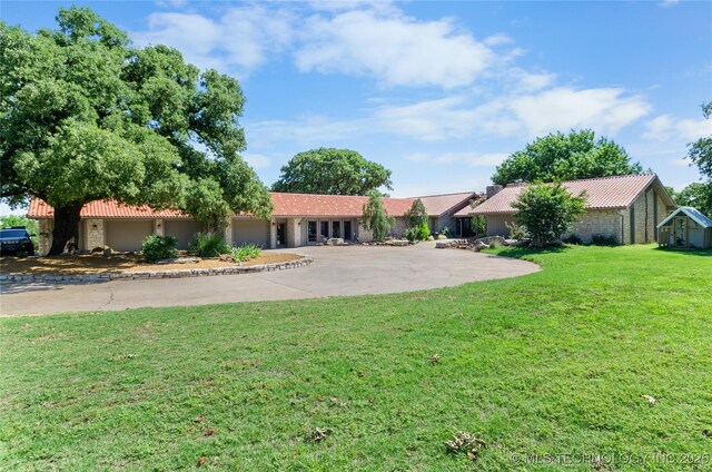 ranch-style home featuring a front lawn