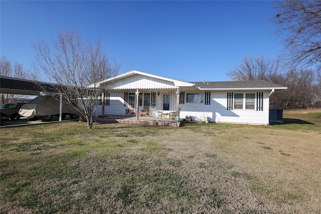 view of front of home featuring a front yard and a carport