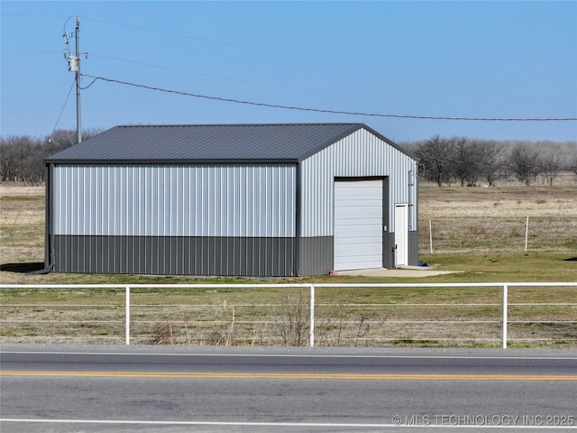 view of outdoor structure featuring fence and an outdoor structure