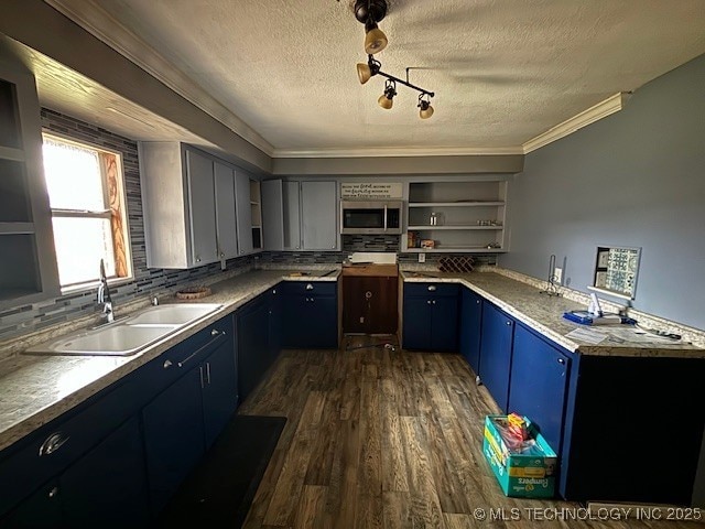 kitchen featuring decorative backsplash, a textured ceiling, dark wood-type flooring, sink, and blue cabinetry