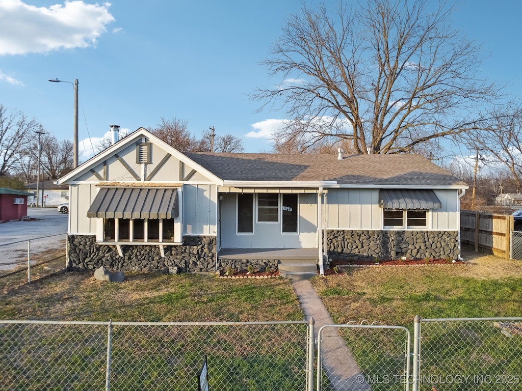 view of front of house featuring a front lawn