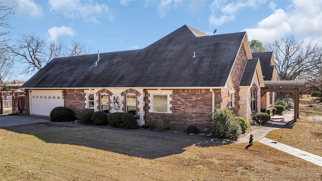 view of front facade featuring a garage