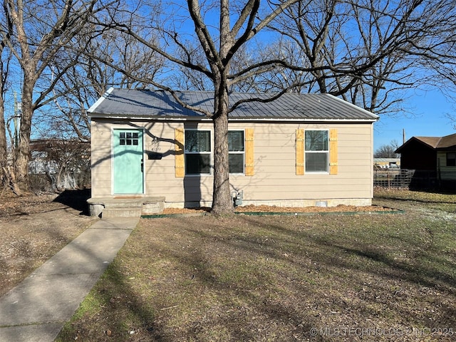 view of front of property featuring a front yard