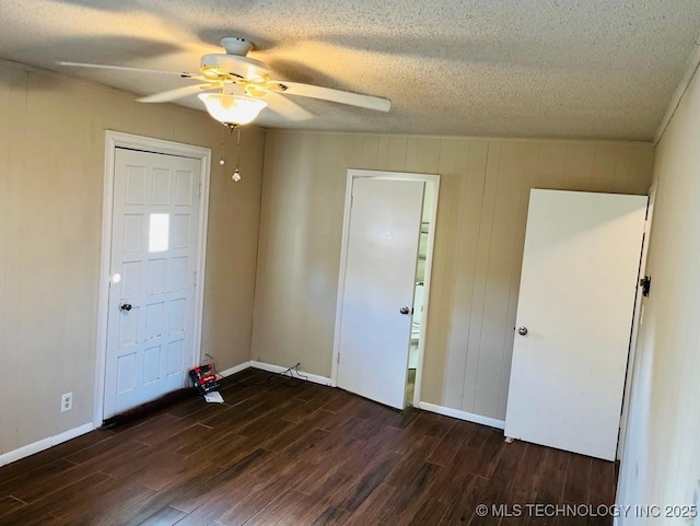 entrance foyer with ceiling fan, dark hardwood / wood-style floors, and a textured ceiling