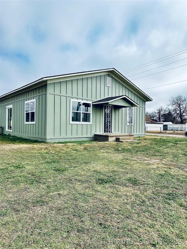 view of front of property featuring a front lawn