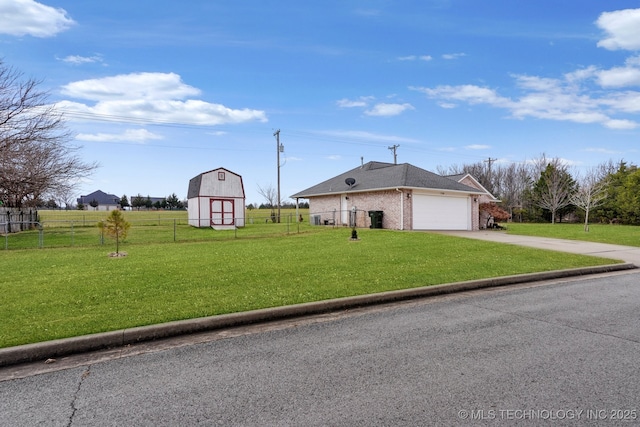 view of front of property featuring a front lawn and an outdoor structure