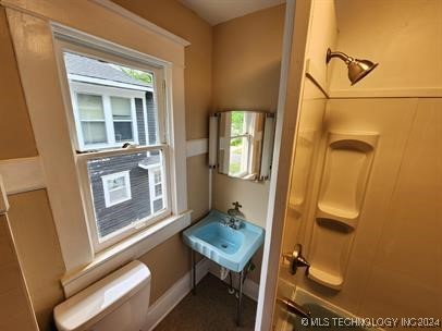 bathroom featuring sink