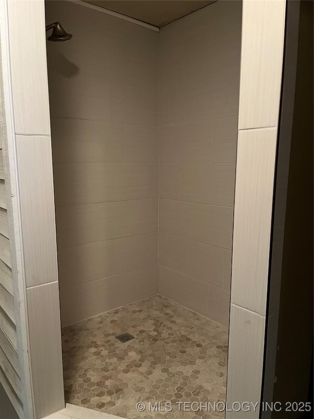 full bathroom featuring a tile shower