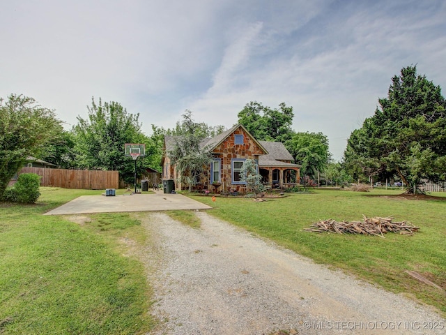 view of front of property featuring a front lawn