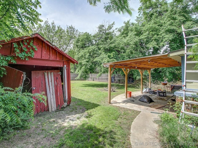 view of yard with a storage shed