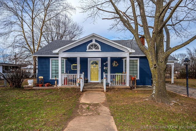 bungalow-style house featuring a front lawn