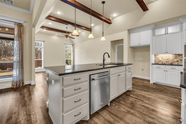 kitchen with white cabinetry, sink, ceiling fan, a kitchen island with sink, and decorative backsplash