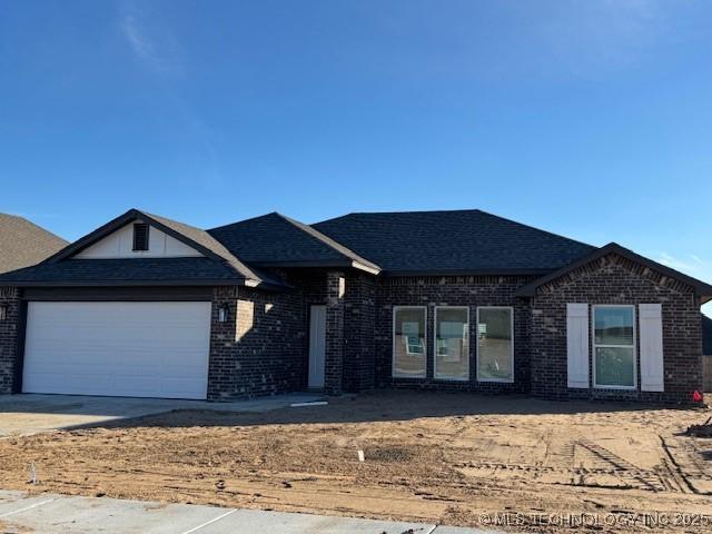 view of front facade with a garage