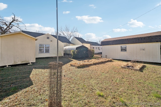 view of yard featuring an outdoor structure