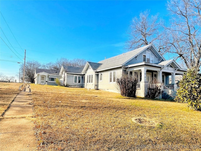 view of front of property with a front yard