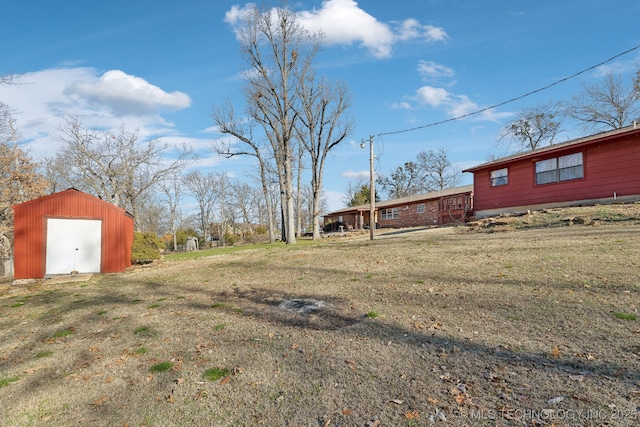 view of yard with a storage shed