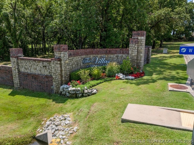 community sign featuring a yard