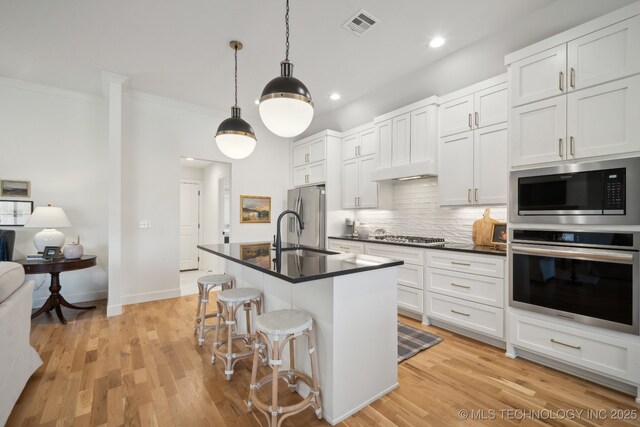 living room with ceiling fan, sink, ornamental molding, and light wood-type flooring