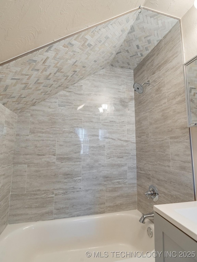 bathroom featuring tiled shower / bath