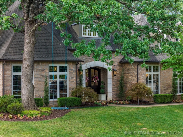 view of front of property with a front yard