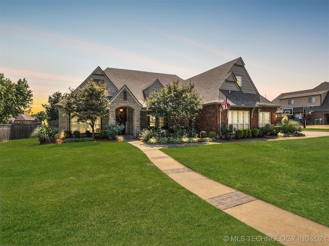 view of front of property featuring a yard