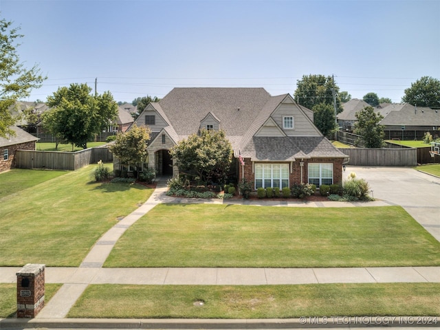 view of front facade featuring a front lawn