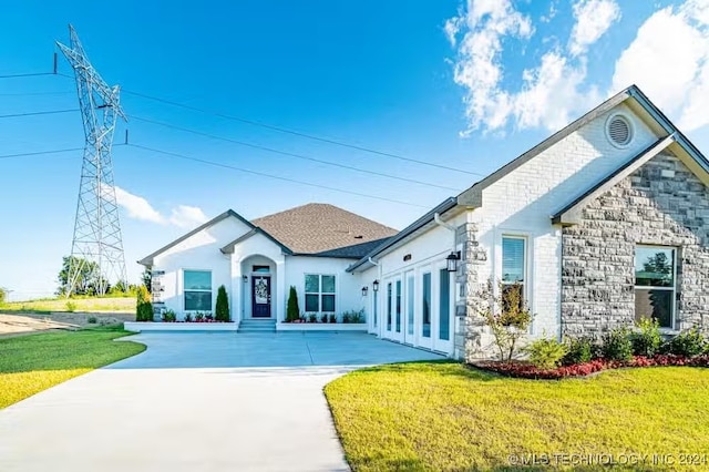 view of front of home featuring a front lawn