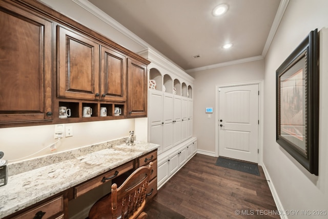mudroom featuring dark wood finished floors, recessed lighting, crown molding, and baseboards