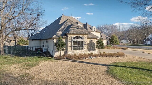 view of front of house featuring a front lawn