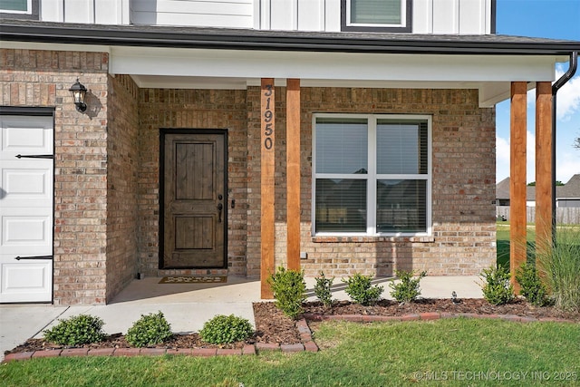 property entrance featuring a porch