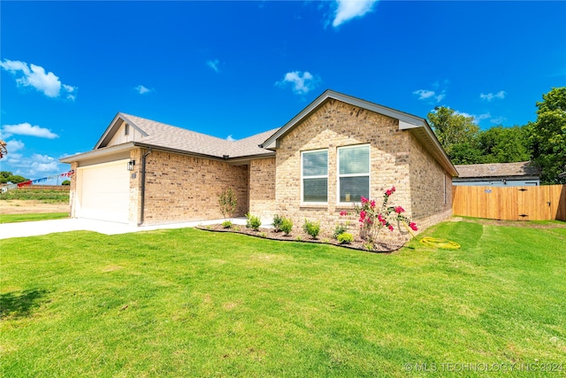 view of front facade featuring a garage and a front lawn