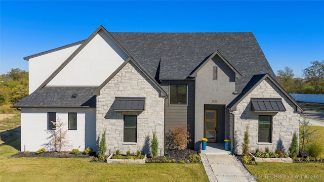 view of front of property featuring a front lawn