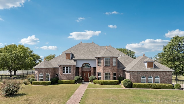 view of front of home featuring a front lawn