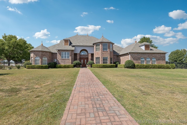 view of front of property featuring a front yard