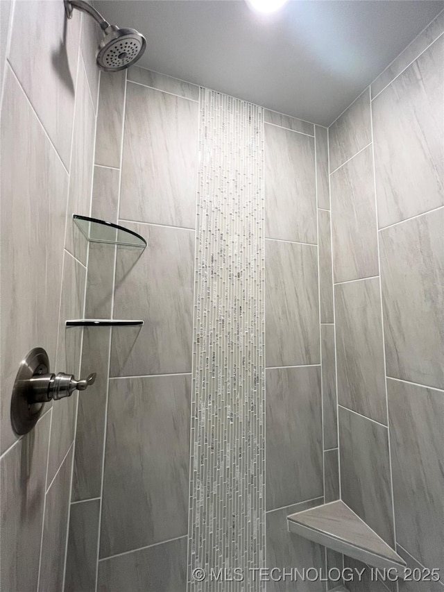 bathroom featuring tiled shower