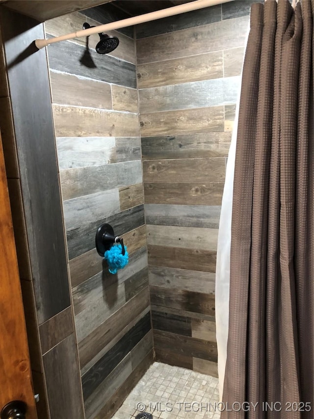 bathroom featuring a shower with shower curtain