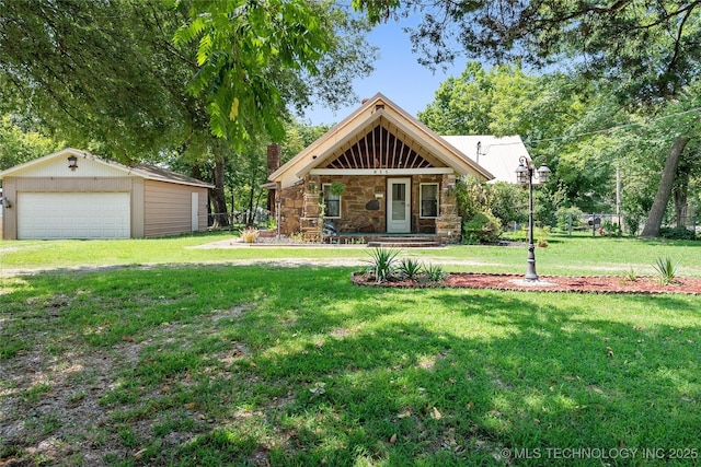 view of front of property featuring a front yard