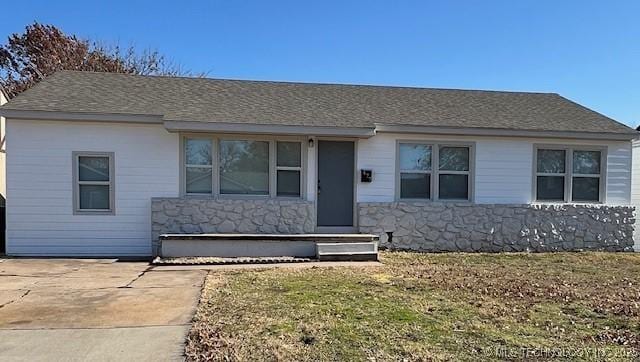 single story home with a front lawn