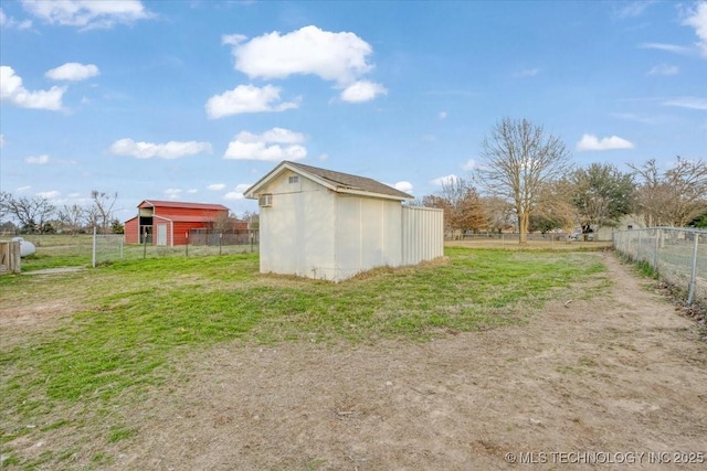 view of yard featuring a shed