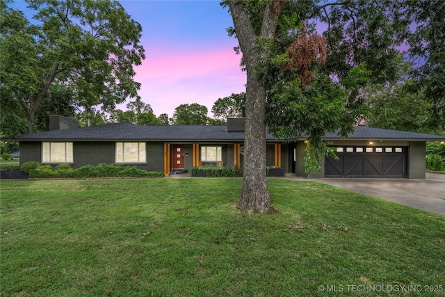 view of front of home featuring a lawn and a garage