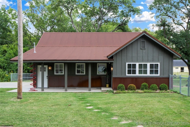 view of front of property with a front lawn