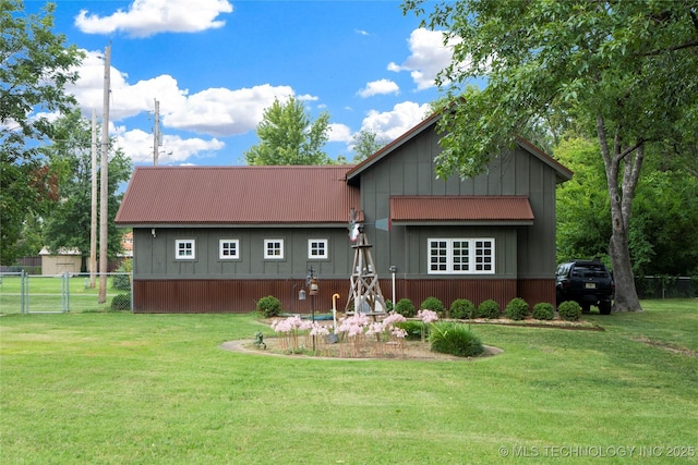 back of house featuring a lawn